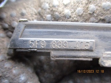 LEON III 5F 2013-2020 R -LISTWA Z DVEŘE KOMBI,CHROM LEVÝ ZADNÍ 5F9839475