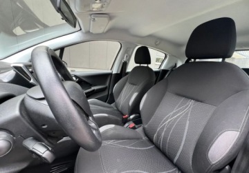 Peugeot 208 I Hatchback 3d 1.2 VTI 82KM 2013 Peugeot 208 Czujniki Parkowania Climatronic Alu Warszawa 1.2 Benzyna 82KM, zdjęcie 9