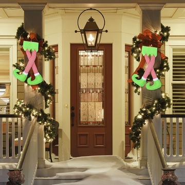 Плюшевые ножки рождественского эльфа торчат из багажника