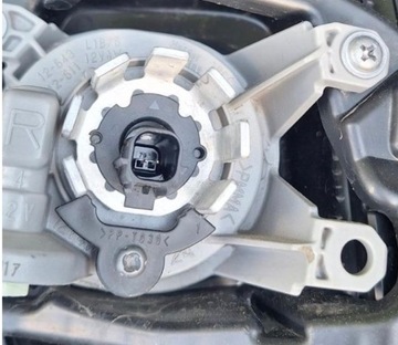 ZÁSTRČKA HALOGEN 2PIN PŘEDNÍ TOYOTA COROLLA CROSS E21 YARIS RAV-4