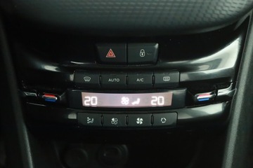 Peugeot 2008 I SUV Facelifting 1.2 PureTech 82KM 2018 Peugeot 2008 1.2 PureTech, Salon Polska, zdjęcie 10