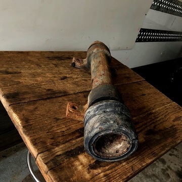 Старый ролик с подшипниками для циркулярной пилы.