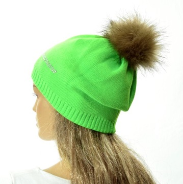 Женская зимняя шапка с помпоном.