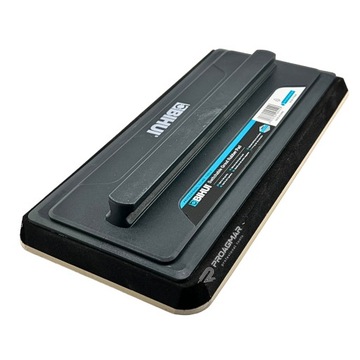 Набор инструментов для плиточника – мастерки для клея и затирки.