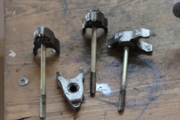 КРЕПЛЕНИЕ РУЧКИ ИНЖЕКЦИОННОГО СТЕКЛА RAV 4 II 2.0 D4D