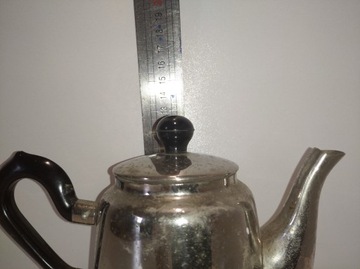 Dzbanek metalowy z uchwytami na szklanki