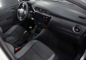 Toyota Auris II Hatchback 5d Facelifting 1.6 Valvematic 132KM 2017 Toyota Auris Polski salon 1.6 benzyna 132 KM Klimatyzacja Hatchback 1.6, zdjęcie 6