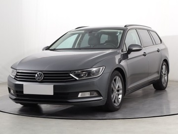 Volkswagen Passat B8 Variant 1.6 TDI BlueMotion SCR 120KM 2017 VW Passat 1.6 TDI, Klima, Klimatronic, Parktronic, zdjęcie 1
