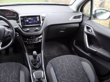 Peugeot 2008 I SUV Facelifting 1.2 PureTech 110KM 2017 Peugeot 2008 1.2 PureTech, Salon Polska, Navi, zdjęcie 7