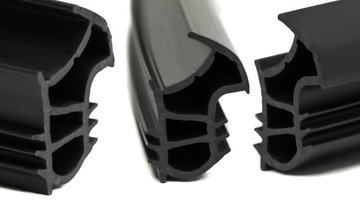 USZCZELKA UNIWERSALNA DO DRZWI WEJŚCIOWYCH STALOWYCH CZARNA 6 mb