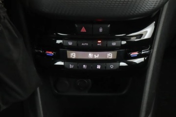 Peugeot 2008 I SUV Facelifting 1.2 PureTech 110KM 2018 Peugeot 2008 1.2 PureTech, Salon Polska, Navi, zdjęcie 16