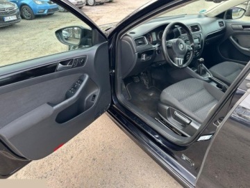 Volkswagen Jetta VI Sedan 1.2 TSI 105KM 2011 Volkswagen Jetta 1.2 TSI BlueMotion Technology Trendline 105KM 2011r, zdjęcie 11