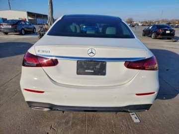 Mercedes Klasa E W213 2022 Mercedes-Benz Klasa E 350 2022 2.0 Benzyna 255KM, zdjęcie 2