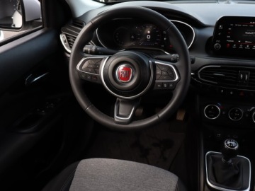 Fiat Tipo II Hatchback Facelifting 1.6 MultiJet 130KM 2022 Fiat Tipo 1.6 MultiJet, Salon Polska, zdjęcie 6