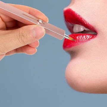 Инструмент для нанесения крема для глаз. Выдвижная кисть для губ.