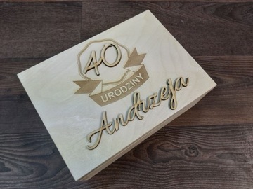 Urodzinowe pudełko z grawerami i personalizacją.