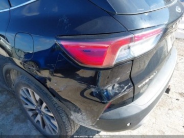 Ford Kuga III 2022 Ford Kuga 2022 r., 2,0L TITANIUM 2.0 Benzyna 250KM, zdjęcie 9