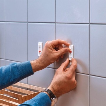 Регулируемый самоклеящийся гвоздь для плитки Tesa.