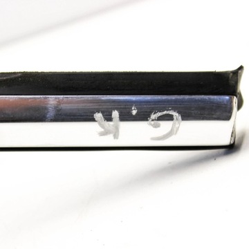 JAGUAR XK - XKR 2007 LEVÝ STRANA LIŠTA / TĚSNĚNÍ OKNO DVEŘE ZADNÍCH