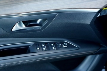 Peugeot 3008 II Plug-In Hybrid Facelifting 1.6 HYBRID 225KM 2022 Peugeot 3008 GT LINE kamera skóra NAWI grip, zdjęcie 12