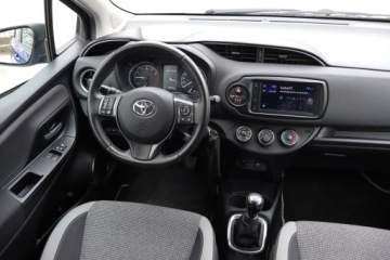 Toyota Yaris III Hatchback 5d Facelifting 2017 1.5 Dual VVT-iE 111KM 2020 Toyota Yaris 1.5 Dual VVT-i, Salon Polska, zdjęcie 6