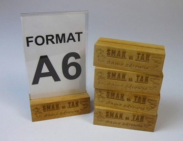 Stojak z plexi A6 na ulotkę z grawerem podstawa drewno z logo 10szt