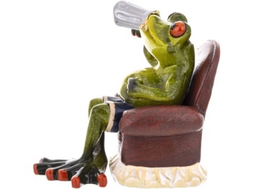 Фигурка зеленой лягушки, сидящей на стуле с кружкой в ​​руке.