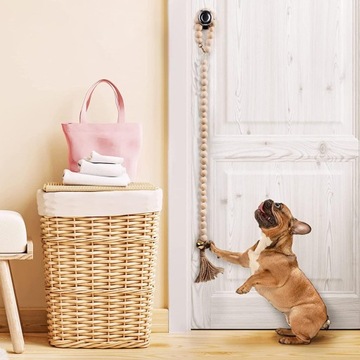 Интерактивный дверной звонок для собаки на ручке.