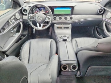 Mercedes Klasa E W213 2019 Mercedes-Benz Klasa E 2019 MERCEDES-BENZ E 300 4MATIC 2.0 Benzyna 255KM, zdjęcie 7