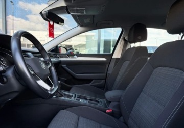 Volkswagen Passat B8 Variant Facelifting 1.5 TSI EVO 150KM 2022 Volkswagen Passat Reflektory LED FrontLane Assist ACC Salon PL FVAT23, zdjęcie 22