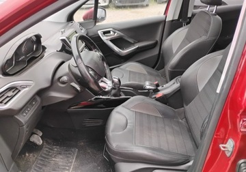 Peugeot 2008 I SUV Facelifting 1.2 PureTech 110KM 2017 Peugeot 2008 2017r, 1.2 Benzyna 110KM. Uszkodzony przod. Jezdzi 1.2 110KM, zdjęcie 7