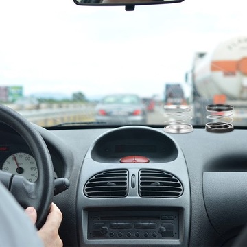 STOJÁNEK AUTOMOBILNÍ Z ÚCHYTEM NA HRNEK PRUŽINA