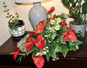 ПЛАТЬЕ на могилу, цветы, букет антуриумов, красивая композиция на кладбище.