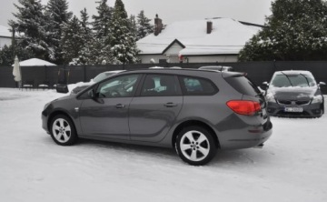 Opel Astra J Sports Tourer 1.4 Turbo ECOTEC 140KM 2012 Opel Astra 1.4 150 JAHRE Benzyna Tempomat Cz. parkowania Klimatyzacja 1.4, zdjęcie 9