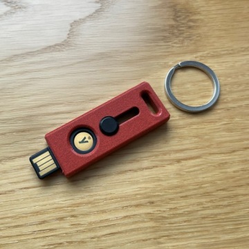 Выдвижной чехол для Yubikey 5/5C NFC USB-A и USB-C Premium RED