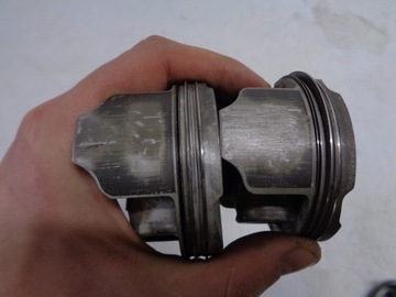 HONDA CBR 929 SC44 Tłoki Pierścienie