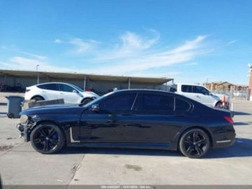 BMW Seria 7 G11-G12 2017 BMW Seria 7 750i 2017 4.4l 4.4 Benzyna 445KM, zdjęcie 2