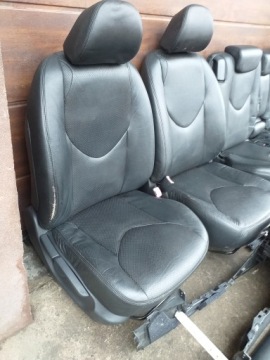 Кожаная проставка на заднее сиденье Toyota Rav4 III VAN