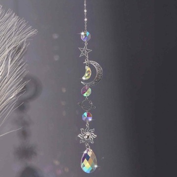 Кристалл-ловец солнца призмы, висящий на свету