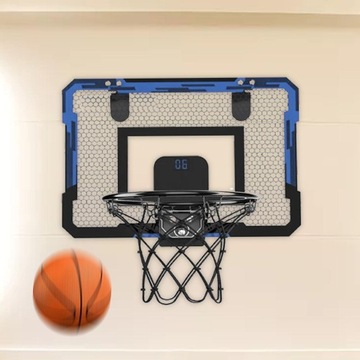 Баскетбольное кольцо, прикрепленное к двери комнаты, синее