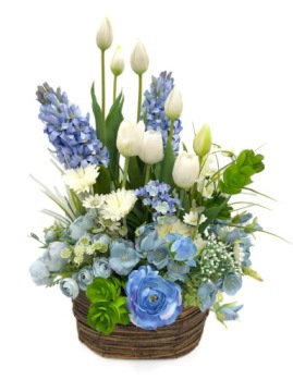 KOMPOZYCJA WIELKANOCNA KWIATY HIACYNTY TULIPANY W RATTANOWYM KOSZU