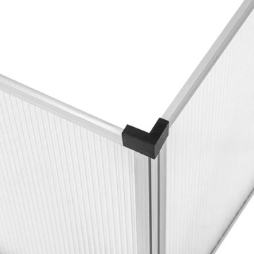 Грядка из поликарбоната для посадки растений в небольшой домашней теплице.