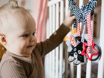 ZABAWKA SENSORYCZNA DO WÓZKA ŁÓŻECZKA FOTELIKA EDUKACYJNA BABYONO
