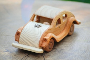 Модель деревянного автомобиля VW Beetle из дерева