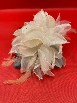 БРОШЬ ЦВЕТОК С ПЕРЬЯМИ, МАТЕРИАЛ БЕЖЕВЫЙ