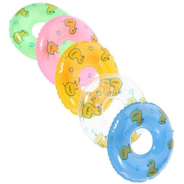 Мини-кольцо для плавания украшено небольшими аксессуарами.