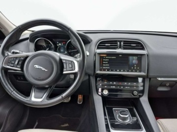Jaguar F-Pace SUV 2.0 i4D 180KM 2018 Jaguar F-Pace Salon Polska ZadbanyKamera SkoryAlcantara 2.0 Diesel, zdjęcie 14