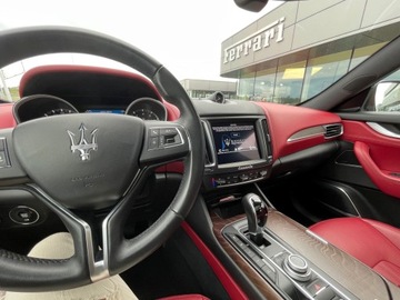 Maserati Levante 3.0 V6 GDI 350KM 2017 Maserati Levante 3.0 benz 349KM 2017r czarny- czerwone wnętrze Stan idealny, zdjęcie 16
