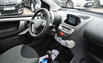 Toyota Aygo I Hatchback 5d Facelifting 1.0 VVT-i 68KM 2013 Toyota Aygo Klimatyzacja Nawigacja TOM TOM Elektryczne Szyby Benzyna 68KM, zdjęcie 15