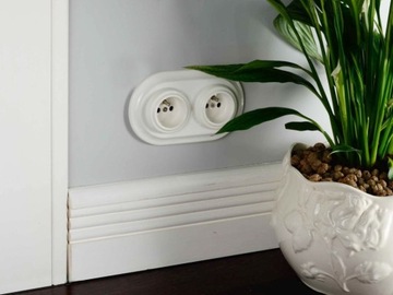 РОЗЕТКА ДЛЯ СКРЫТОГО МОНТАЖА КЕРАМИЧЕСКАЯ, БЕЛАЯ С РАМКОЙ 2GP03W